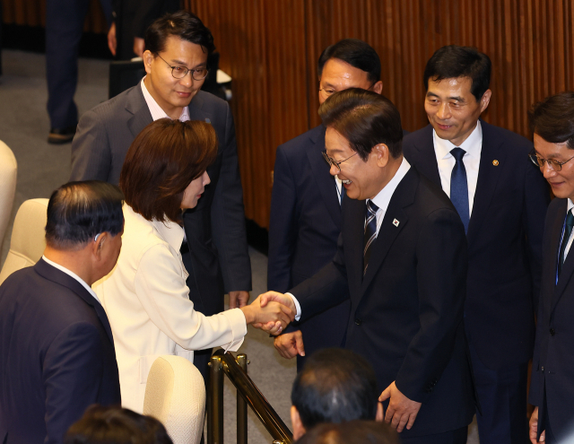 이재명 대통령이 26일 추가경정예산 시정연설을 마친 뒤 국회 본회의장에서 국민의힘 나경원 의원과 인사하고 있다. 연합뉴스