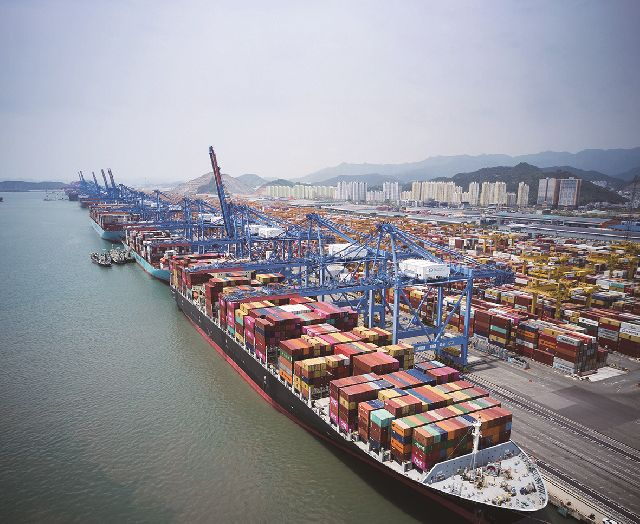 부산항 신항에 접안한 컨테이너선. 부산일보DB