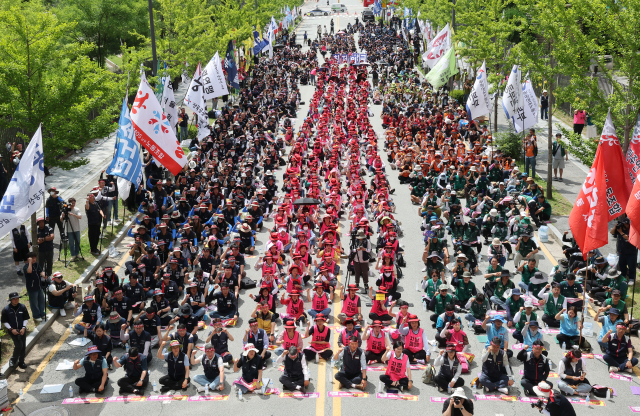 26일 최저임금위원회 7차 전원회의가 열리고 있는 정부세종청사 최저임금위원회 앞에서 열린 ‘모두를 위한 진짜 최저임금 인상 촉구 결의대회’에서 민주노총과 한국노총 소속 조합원들이 최저임금 인상을 촉구하고 있다. 연합뉴스