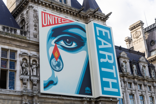 지난 23일(현지 시간) 파리협정 10주년을 기념해 파리시청 외벽에 대형 그림이 걸렸다. 2015년 12월 ‘제21차 유엔기후변화협약 당사국총회(COP21)’에서 195개국이 채택한 이 국제 조약은 기후 변화 대응을 위한 역사적 전환점으로, 2016년 11월 공식 발효됐다. EPA연합뉴스