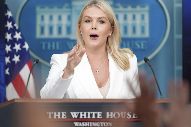 캐롤라인 레빗 백악관 공보 비서관이 26일(현지시간) 워싱턴 백악관에서 열린 언론 브리핑에서 연설하고 있다. AP 연합뉴스