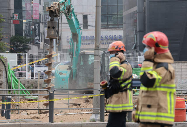27일 오전 10시 45분께 서울 서초구 지하철 2호선 교대역의 11번 출구 인근에서 도시가스가 유출되는 사고가 발생해 역 주변이 통제되고 있다. 연합뉴스