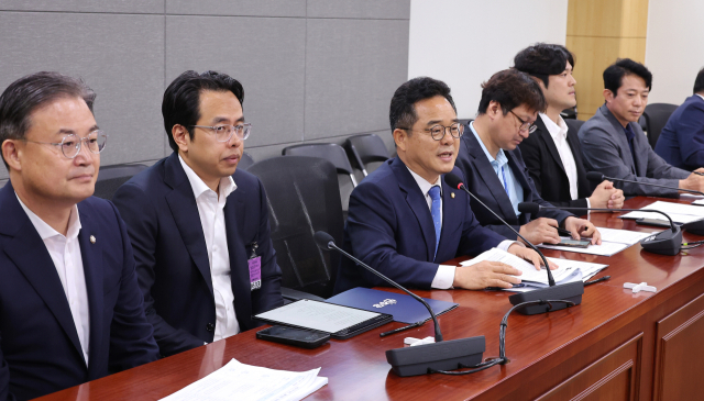 사진은 지난 19일 서울 여의도 국회 의원회관에서 열린 더불어민주당 을지키는민생실천위원회, 배달앱(배달의민족) 사회적 대화기구 중간합의문 발표 브리핑에서 더불어민주당 민병덕 의원(을지로위원장·왼쪽 세 번째)이 발언하고 있다. 연합뉴스 제공