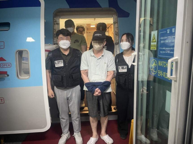 18년 만에 필리핀서 강제 송환된 은행 횡령사범. 경찰청 제공