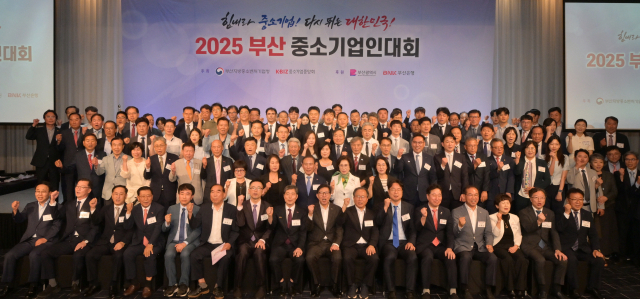 중소기업중앙회 부산울산지역본부는 29일 오후 3시 30분께 부산 해운대구 우동 웨스틴조선 부산에서 ‘2025 부산 중소기업인대회’를 개최했다. 총 59명이 훈장 또는 표창을 받았다. 중소기업중앙회 부산울산지역본부 제공