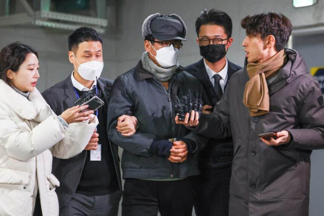 12·3 불법 계엄에 관여한 혐의로 구속된 노상원 전 국군정보사령관이 2024년 12월24일 오전 서울 은평구 서울서부경찰서에서 검찰로 송치되고 있다. 연합뉴스