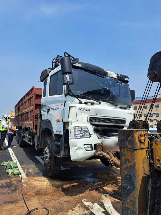 27일 오전 10시 5분께 부산 사상구 감전동 감전IC에서 연쇄 추돌 사고로 14명이 다쳤다. 부산 사상경찰서 제공