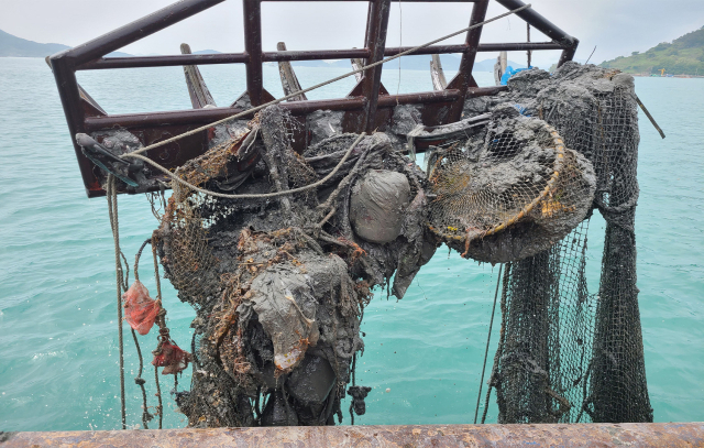 연근해어장 생산성 개선 지원사업으로 수거된 어장 내 폐기물. 어촌어항공단 제공