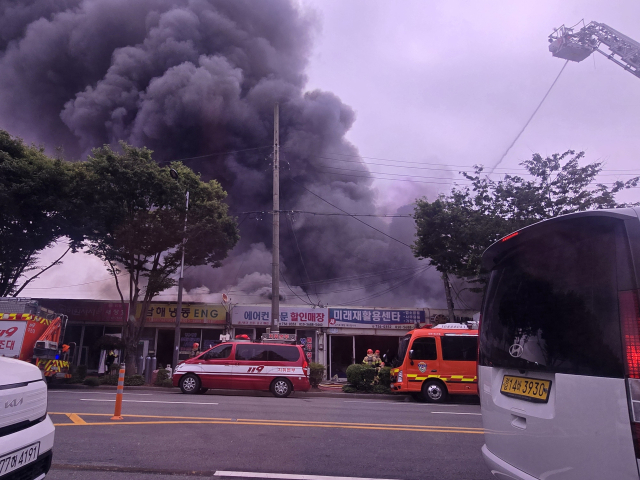 28일 오전 8시 20분께 진주시 상평산단 내 고물상·타이어 창고 등에서 불이 나 시커먼 연기가 피어오르고 있다. 독자 제공