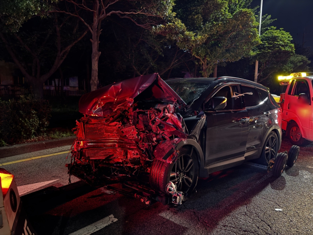 27일 오후 11시 30분께 부산 강서구 송정동 신항 입구 교차로에서 SUV 차량 운전자가 앞서가던 승용차를 추돌한 뒤 곧바로 달아나며 연쇄 추돌사고를 냈다. 강서경찰서 제공