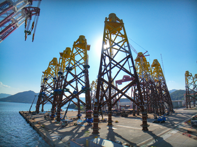 SK오션플랜트가 제작한 세계 최대 규모 해상풍력 하부구조물. 대만 하이롱(Hai-Long) 프로젝트에 공급된 이 구조물은 현재까지 대만 해상풍력단지에 설치된 하부구조물 가운데 역대 최대 규모를 자랑한다. 높이는 아파트 약 30층 규모인 94m, 무게는 A380 항공기 약 8배인 2200t에 달한다. 상부에 14MW급 해상풍력 터빈을 설치할 수 있다. 부산일보DB