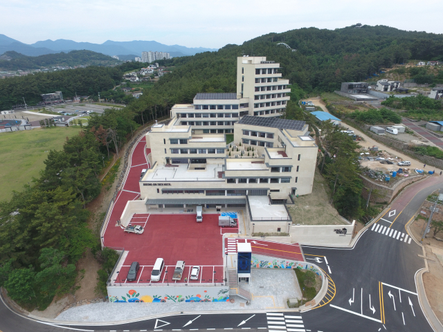 고성군 고성읍 신월리에 건설된 유스호스텔. 8747㎡ 부지에 연면적 7279㎡, 지하 2층·지상 11층 4개 동 규모다. 객실 수는 46개, 최대 수용인원은 192명이다.여기에 다양한 편의시설과 국제회의·연수·워크숍·전시회 등 마이스(MICE) 산업을 수행할 300명 규모 대형 컨벤션 시설도 갖췄다. 고성군 제공
