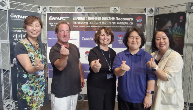 제5회 세계여성공연예술축제가 6일간의 일정을 마치고 지난 29일 폐막했다. 앞서 지난 28일 부산 영화의전당에서 열린 리셉션에서 폐막작 '리커버리, 어둠 속의 동행자들' 극작가 그렉 맥아더(왼쪽 두 번째)와 연출가 스테이시 크리스토둘루(왼쪽 세 번째)가 축제 예술감독 서자경(맨 왼쪽·켄트주립대 교수), 주혜자(왼쪽 네 번째·극단 배관공 대표), 이지숙(맨 오른쪽) 축제 총감독과 함께 손 하트 포즈로 사진을 찍었다. 김희돈 기자
