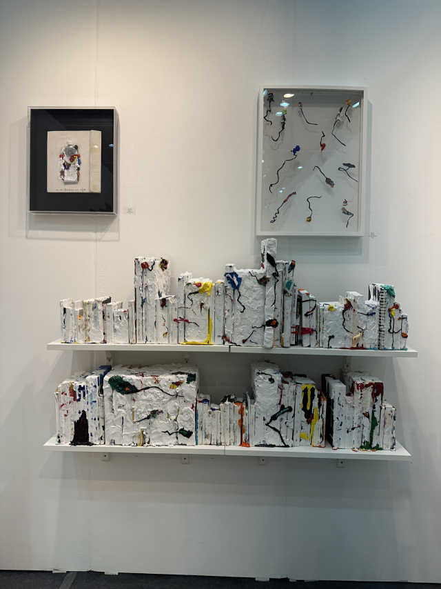 아트페어 전시 부스 벽면만 보면 김정명 작가 작업실을 그대로 옮긴 듯하다. 사진은 아트페어 부스. 김은영 기자