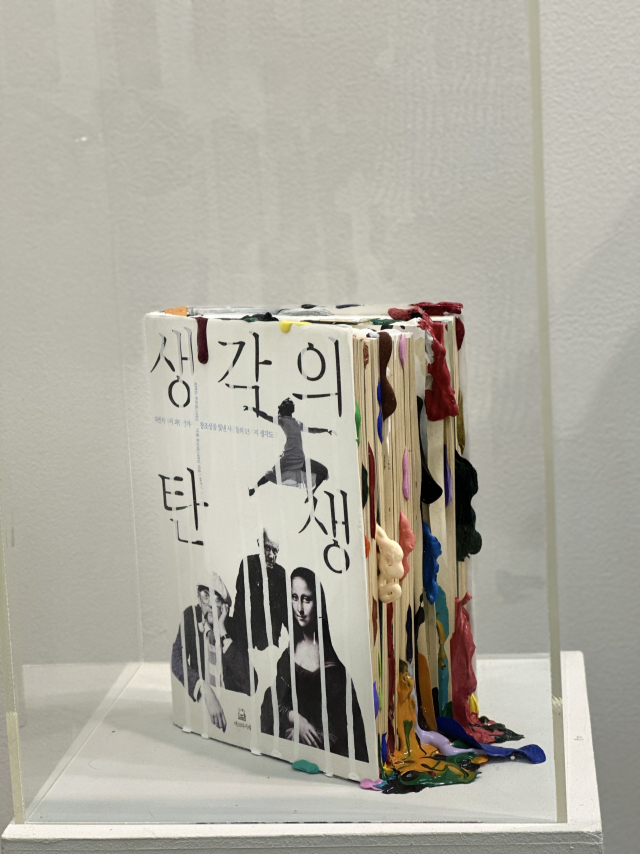 아트페어 전시 부스 벽면만 보면 김정명 작가 작업실을 그대로 옮긴 듯하다. 사진은 아트페어 부스. 김은영 기자