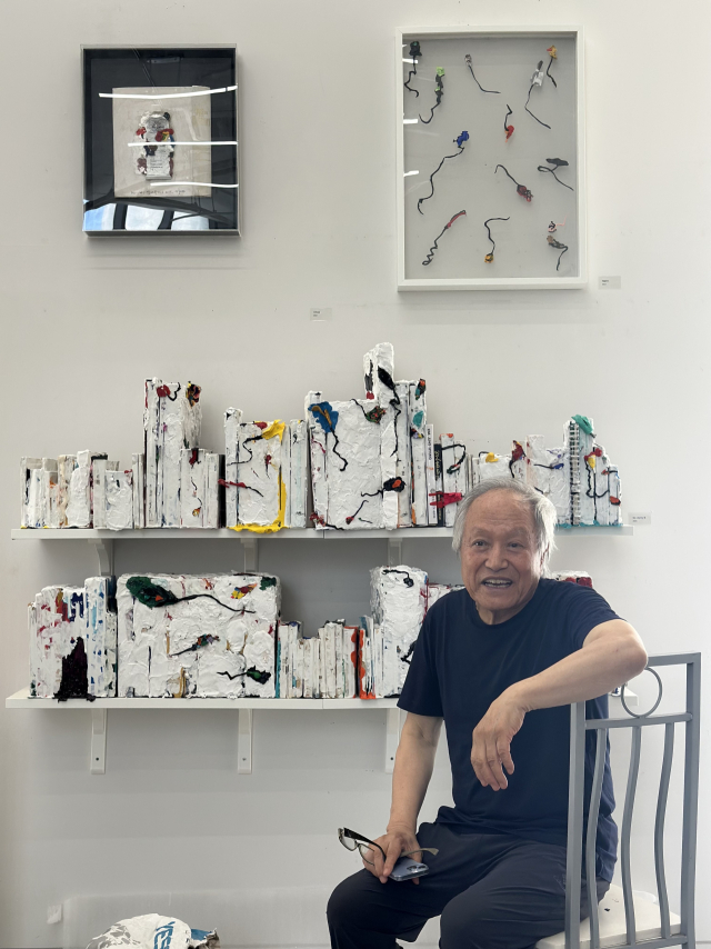 아트페어 전시 부스 벽면만 보면 김정명 작가 작업실을 그대로 옮긴 듯하다. 사진은 작업실에서 만난 김정명 작가. 김은영 기자