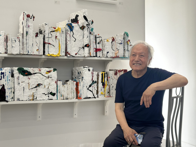 아트페어 전시 부스 벽면만 보면 김정명 작가 작업실을 그대로 옮긴 듯하다. 사진은 작업실에서 만난 김정명 작가. 김은영 기자