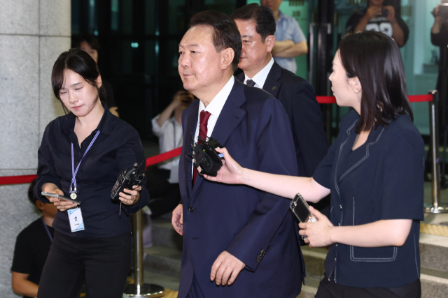 피의자 신분으로 내란 특검 조사를 받은 윤석열 전 대통령이 서초구 서울고검 청사를 나서고 있다. 연합뉴스