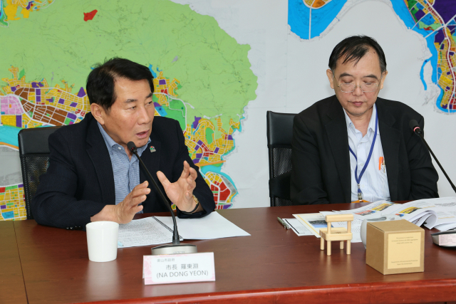 나동연 양산시장이 대만 타이베이시 환경보호국 관계자와 자원순환 정책 성과와 추진 경험에 대해 논의하고 잇다. 양산시 제공