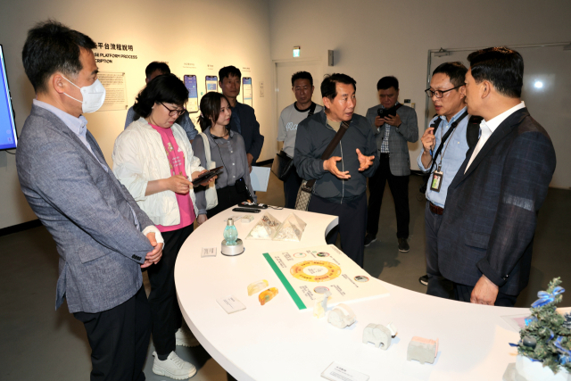양산시 대표단이 대만 주민들을 대상으로 환경교육을 담당하는 증타이환경자원교육센터를 찾아 센터 관계자들과 이야기를 나누고 있다.