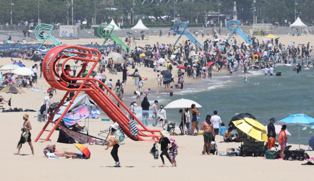 부산·울산·경남 지역의 낮 최고기온이 30도를 웃돌며 폭염특보가 내려진 29일 오후 부산 해운대해수욕장을 찾은 시민과 관광객들이 물놀이를 하며 더위를 식히고 있다. 정종회 기자 jjh@