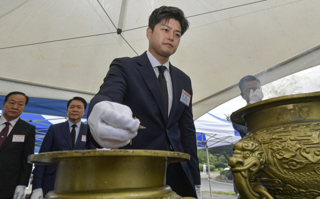 29일 경기도 평택시 해군 제2함대사령부에서 열린 '제2연평해전 승전 23주년 기념식'에서 국민의힘 김용태 비상대책위원장이 분향하고 있다. 연합뉴스