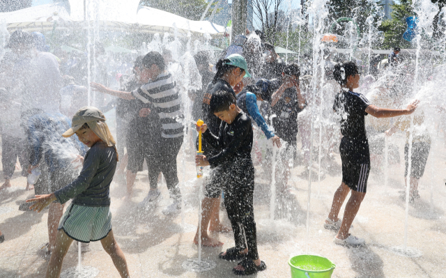 부산·울산·경남 지역의 낮 최고기온이 30도를 웃돌며 폭염 특보가 내려진 지난달 29일 오후 부산 부산진구 부산시민공원 물놀이마당에서 어린이들이 물놀이를 하며 더위를 식히고 있다. 정종회 기자 jjh@