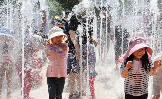 부산·울산·경남 지역의 낮 최고기온이 30도를 웃돌며 폭염 특보가 내려진 29일 오후 부산 부산진구 부산시민공원 물놀이마당에서 어린이들이 물놀이를 하며 더위를 식히고 있다. 정종회 기자 jjh@