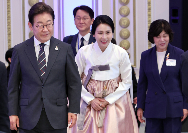 이재명 대통령과 김혜경 여사가 27일 청와대 영빈관에서 열린 '호국 보훈의 달, 대통령의 초대' 행사에 입장하고 있다. 맨 오른쪽은 강정애 국가보훈부 장관. 이번 행사에는 국가유공자 및 유족, 보훈단체장, 특별초청자 등이 참석했다. 연합뉴스