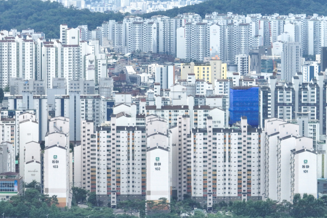 정부가 6억원 이상 주택담보대출을 금지하는 초고강도 대출 규제를 시행하며 서울 아파트의 74%, 18개 구의 대출 감소 타격이 있을 것으로 보이는 가운데 29일 서울 시내 아파트 단지의 모습. 연합뉴스