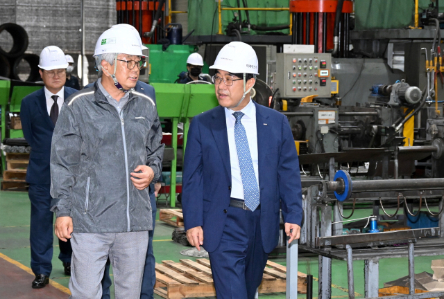 BNK부산은행 방성빈 은행장의 거래처 방문 모습. BNK부산은행 제공