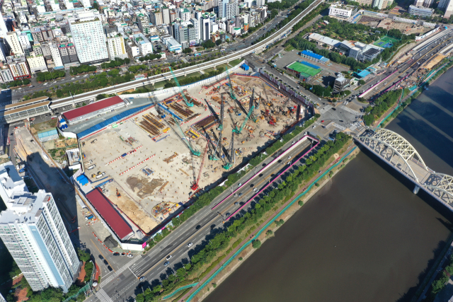 부동산 대책 발표로 반사 이익을 누릴 것으로 기대되는 대표 단지인 해운대구 재송동 ‘르엘 리버파크 센텀’ 공사 현장 전경. 정종회 기자