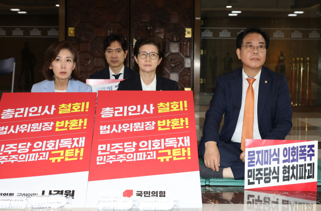 국민의힘 송언석 원내대표(맨오른쪽)가 27일 국회 로텐더홀에서 김민석 국무총리 후보자의 지명 철회, 법제사법위원장 반환을 촉구하며 농성을 하고 있는 국민의힘 의원들과 만나고 있다. 연합뉴스