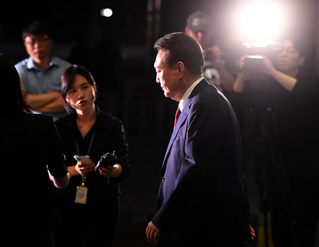 피의자 신분으로 내란 특검 조사를 받은 윤석열 전 대통령이 6월 29일 서초구 서울고검 청사를 나서고 있다. 연합뉴스