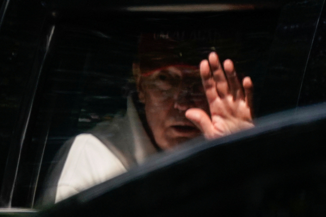 28일(현지 시간) 도널드 트럼프 미국 대통령이 미국 버지니아주 스털링의 트럼프 내셔널 골프 클럽 내셔널 워싱턴 DC를 떠나며 손을 흔들고 있다. 로이터연합뉴스