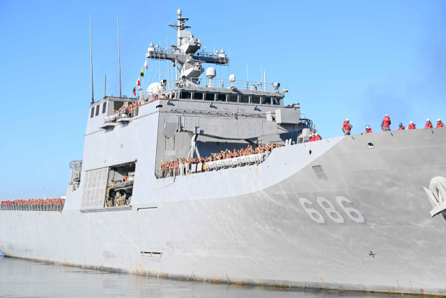 해군사관생도들이 30일 오전 천왕봉함을 타고 진해 군항에서 출항하고 있다. 사관생도들은 이날부터 다음달 24일까지 4주 간 학년별 하계 군사 실습을 실시한다. 군사 실습은 학년별 교육목표에 맞게 단계적으로 시행된다. 1학년은 해병대 상륙작전 실습, 2학년은 함정 근무 체험과 해양 체육 실습, 3학년은 연안 실습, 4학년은 특수전전단과 합동 부대 방문을 실시한다. 해군사관학교 제공