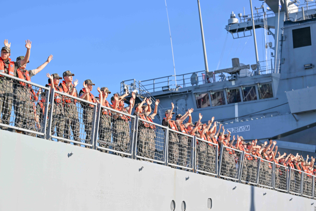 해군사관생도들이 30일 오전 천왕봉함을 타고 진해 군항에서 출항하고 있다. 사관생도들은 이날부터 다음달 24일까지 4주 간 학년별 하계 군사 실습을 실시한다. 군사 실습은 학년별 교육목표에 맞게 단계적으로 시행된다. 1학년은 해병대 상륙작전 실습, 2학년은 함정 근무 체험과 해양 체육 실습, 3학년은 연안 실습, 4학년은 특수전전단과 합동 부대 방문을 실시한다. 해군사관학교 제공