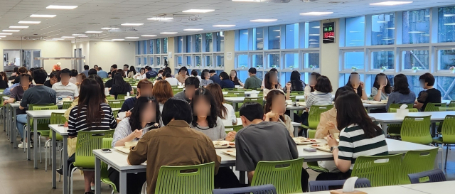 양산시청 직원들이 구내식당에서 점심 식사를 하고 있다. 양산시 제공