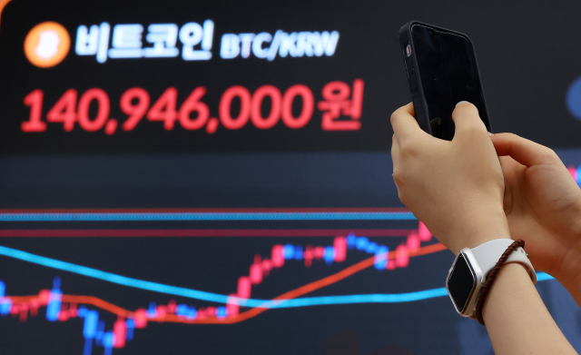 서울 서초구 빗썸라운지 강남본점 스크린에 비트코인 시세가 표시된 모습. 연합뉴스