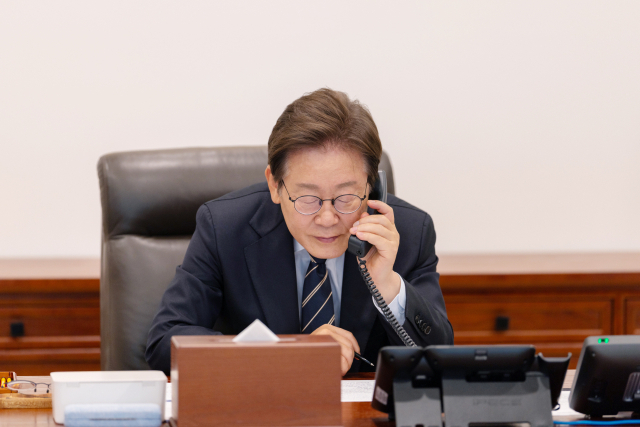 이재명 대통령이 30일 서울 용산 대통령실 청사 집무실에서 로런스 웡 싱가포르 총리와 전화 통화를 하고 있다. 연합뉴스