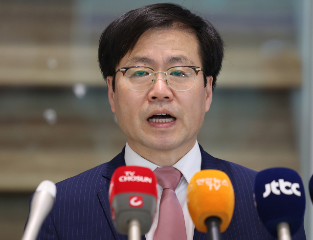 한미 고위급 통상 협상을 위해 워싱턴 DC를 방문한 여한구 산업통상자원부 통상교섭본부장이 지난달 29일 인천공항 제2터미널을 통해 귀국하며 취재진 질문에 답하고 있다. 연합뉴스