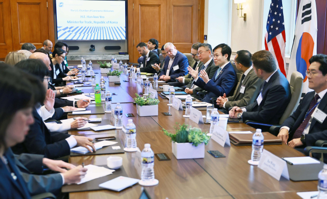 여한구(오른쪽 테이블 오른쪽 네 번째) 산업통상자원부 통상교섭본부장이 지난달 27일(현지시간) 미국 워싱턴 DC 미국상공회의소 회의실에서 열린 '미국 상공회의소 라운드테이블'에서 발언하고 있다. 산업부 제공