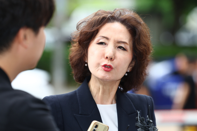 이진숙 사회부총리 겸 교육부 장관 후보자가 30일 오전 서울 여의도 한국교육시설안전원에 마련된 인사청문회 준비 사무실로 출근하며 취재진 질문에 답하고 있다. 연합뉴스