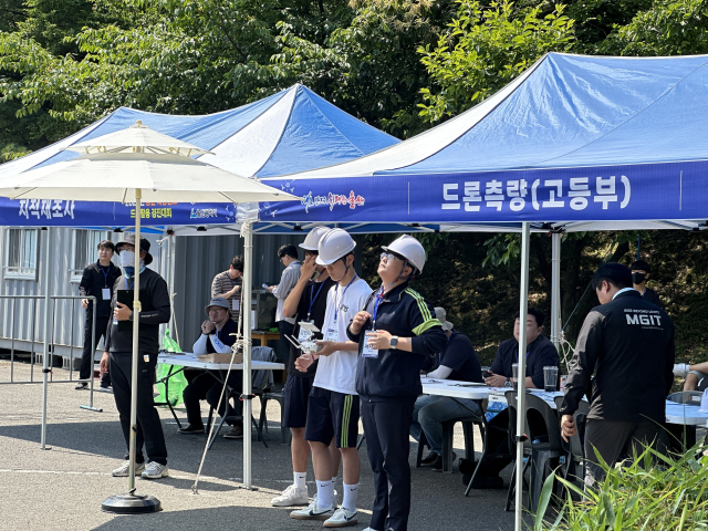 2025 제4회 공간·측량정보 무인기(드론) 활용 경진대회에 동의고 1학년 학생들이 출전해 드론을 운행하고 있다. 동의고 제공