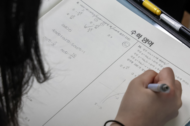 2026학년도 대학수학능력시험 6월 모의평가 시행일인 지난달 4일 오전 부산 사상구 주례여고 3학년 교실에서 학생들이 문제를 풀고 있다. 김종진 기자 kjj1761@