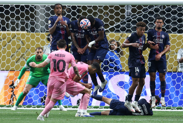 이강인이 뛰고 있는 파리 생제르맹 선수들이 30일(한국 시간) 미국 조지아주 애틀랜타의 메르세데스 벤츠 스타디움에서 열린 리오넬 메시의 인터 마이애미와 클럽월드컵 16강전에서 메시의 프리킥을 막아내고 있다. 신화연합뉴스