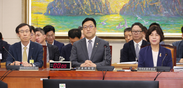30일 국회에서 열린 정무위원회 전체회의에 참석한 김병환 금융위원장(오른쪽). 연합뉴스