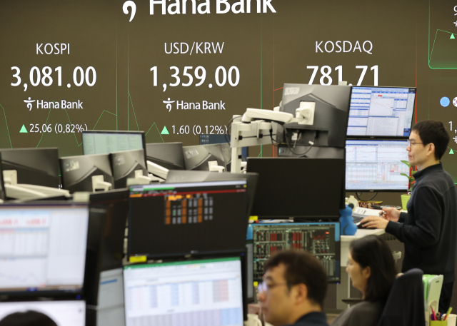 코스피가 ‘3000 고지’를 탈환하며 상반기 기준 26년 만에 최고 수익률을 기록했다. 30일 서울 중구 하나은행 본점 딜링룸의 모습. 연합뉴스