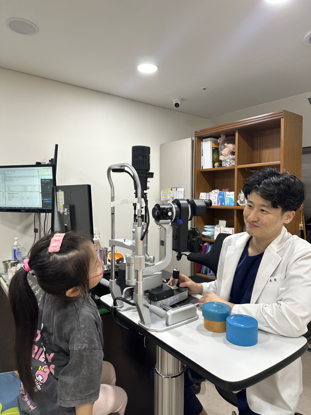 이안과의원 이동은 원장은 “어릴 때부터 근시 진행을 늦추는 것은 미래에 생길 수 있는 눈병을 예방하는 가장 경제적이고 현명한 방법”이라고 강조했다. 이안과의원 제공