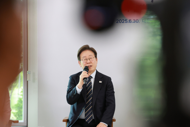 이재명 대통령이 30일 서울 용산 대통령실 파인그라스에서 열린 문화예술계 수상자 간담회에서 발언하고 있다. 연합뉴스